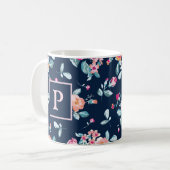 鮮やかなピンクのバラの花柄モノグラム コーヒーマグカップ (正面左)