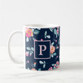 鮮やかなピンクのバラの花柄モノグラム コーヒーマグカップ (左)