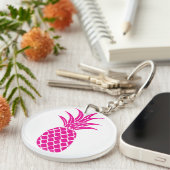 鮮やかなピンクのパイナップルアクリルキーチェーン キーホルダー (正面右)