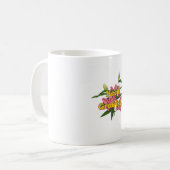 鮮やかなピンクのユリの花が咲き続けるインスピレーション コーヒーマグカップ (正面左)