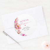 鮮やかなピンクの牡丹花びらとプロセッコブライダル ラウンドシール (封筒)