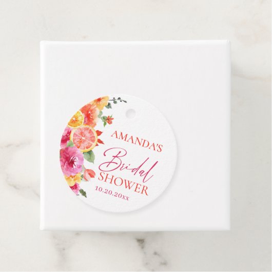 鮮やかなピンクの花と柑橘のスライスの結婚前お披露目 フェイバータグ (インサイチュ)