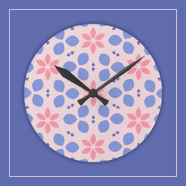 鮮やかなピンクの花と青い形が花の壁に描かれている ラウンド壁時計