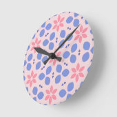 鮮やかなピンクの花と青い形が花の壁に描かれている ラウンド壁時計 (傾斜)