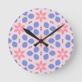 鮮やかなピンクの花と青い形が花の壁に描かれている ラウンド壁時計 (正面)