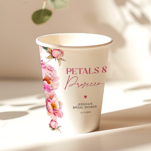 鮮やかなピンクの花の花弁とプロセッコのブライダル 紙コップ