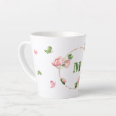 鮮やかなピンクの花 緑の葉 チョウチョ カフェラテマグ (左アングル)