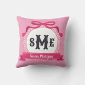 鮮やかなピンクの逆ギリシャ鍵模様の弓のモノグラム クッション (裏面)