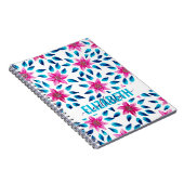 鮮やかなピンクの青い花々の葉アクリルモノグラム ノートブック (右側)