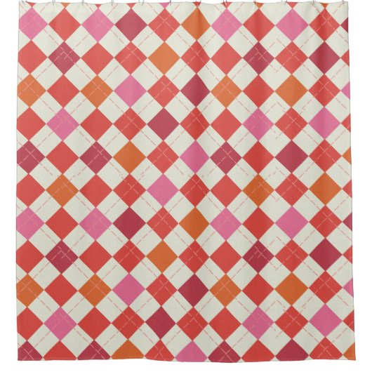 鮮やかなピンク、オレンジ、赤、白アーガイルパターン（の模様が）ある シャワーカーテン (正面)