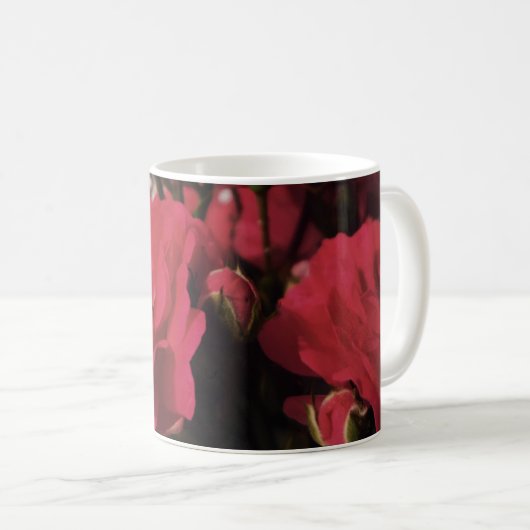 鮮やかなフォイル銀g咲く赤いバラの新鮮な芽 コーヒーマグカップ (正面右)