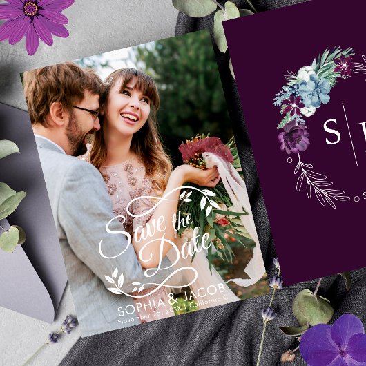 鮮やかなマゼンタの花を飾った明るい冬の結婚式 セーブザデート