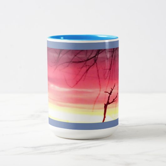 鮮やかな冬の日の出 ツートーンマグカップ (中央)