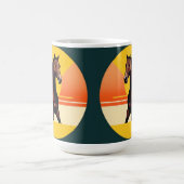 鮮やかな夕焼けの中の優雅な茶色の馬 コーヒーマグカップ (中央)