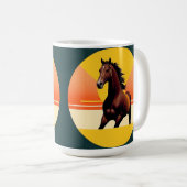 鮮やかな夕焼けの中の優雅な茶色の馬 コーヒーマグカップ (正面右)