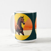 鮮やかな夕焼けの中の優雅な茶色の馬 コーヒーマグカップ (正面左)