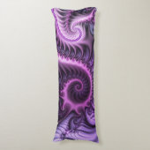 鮮やかな抽象芸術カッコいいピンクパープルフラクタルアートスパイラル ボディピロー (正面縦)