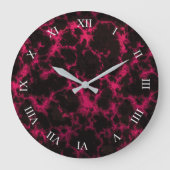 鮮やかな斑点を付けられたピンクおよび黒い炎ローマディジット ラージ壁時計 (正面)