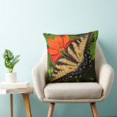 鮮やかな日当たりの良いオレンジ色のデイジーで蝶が点灯 クッション (椅子)