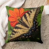 鮮やかな日当たりの良いオレンジ色のデイジーで蝶が点灯 クッション (ブランケット)