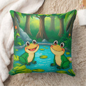 鮮やかな森の池のそばに座るカエルたちのキャラクター クッション (ブランケット)