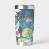 鮮やかな水色のコイ魚の青いティール（緑がかった色）の背景 保温保冷タンブラー (背面)