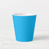 鮮やかな無地の青色の背景が枠いっぱいに広がっています カフェラテマグ (正面)