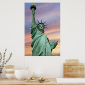 鮮やかな空の下の自由の像 ポスター (キッチン)
