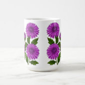 鮮やかな紫の菊の花束 コーヒーマグカップ (中央)