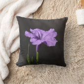 鮮やかな紫色の花の黒の背景、装飾用クッション クッション (ブランケット)