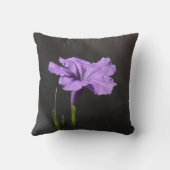 鮮やかな紫色の花の黒の背景、装飾用クッション クッション (裏面)