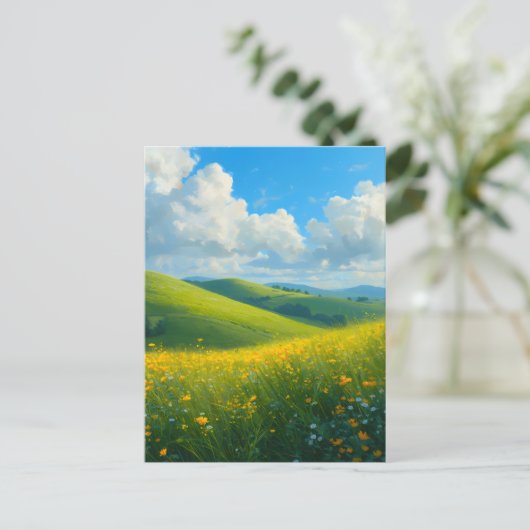 鮮やかな緑の丘と黄色い花の風景アート ポストカード (スタンド正面)