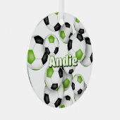 鮮やかな緑の黒いサッカーボールスポーツキープキープ メタルオーナメント (正面右)