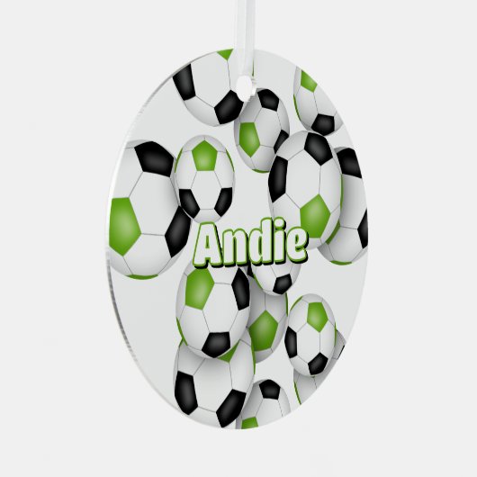 鮮やかな緑の黒いサッカーボールスポーツキープキープ メタルオーナメント (正面右)