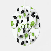 鮮やかな緑の黒いサッカーボールスポーツキープキープ メタルオーナメント (正面左)