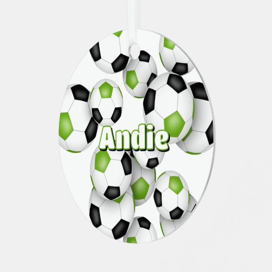 鮮やかな緑の黒いサッカーボールスポーツキープキープ メタルオーナメント (正面左)