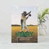 鮮やかな緑色のシンプルなスポーツフォントの卒業写真 招待状 (スタンド正面)