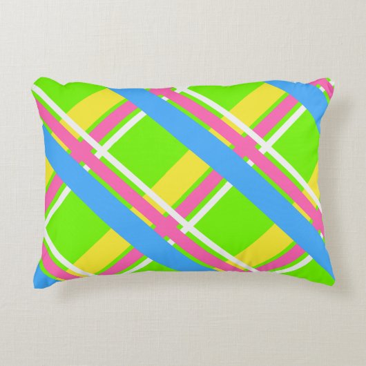 鮮やかな緑、ピンク、黄色、青の格子模様 アクセントクッション (正面)