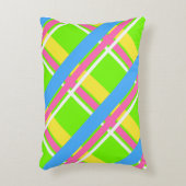 鮮やかな緑、ピンク、黄色、青の格子模様 アクセントクッション (正面(垂直))