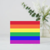 鮮やかな色のLGBTQ+レインボーフラッグ 両面デザイン ポストカード (スタンド正面)