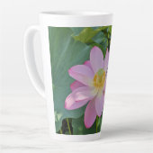 鮮やかな蓮の花 カフェラテマグ (左アングル)