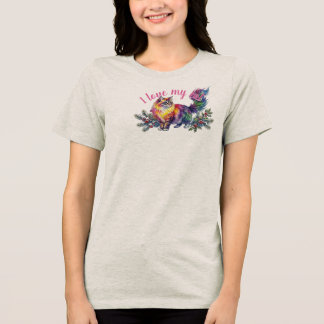 鮮やかな虹彩の水彩画 冬の猫 & ホリーの実 トライブレンドTシャツ