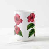 鮮やかな赤いハイビスカスの花と豊かな緑の葉 コーヒーマグカップ (中央)