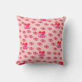 鮮やかな赤いハートと繊細なピンクの枕 クッション (正面)