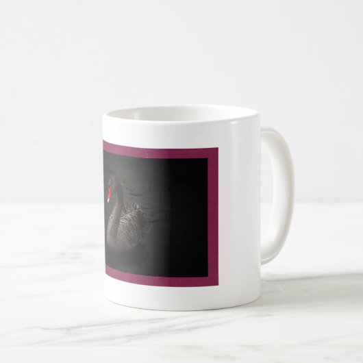 鮮やかな赤くのくちばしを持つ美しい黒い白鳥 コーヒーマグカップ (正面右)