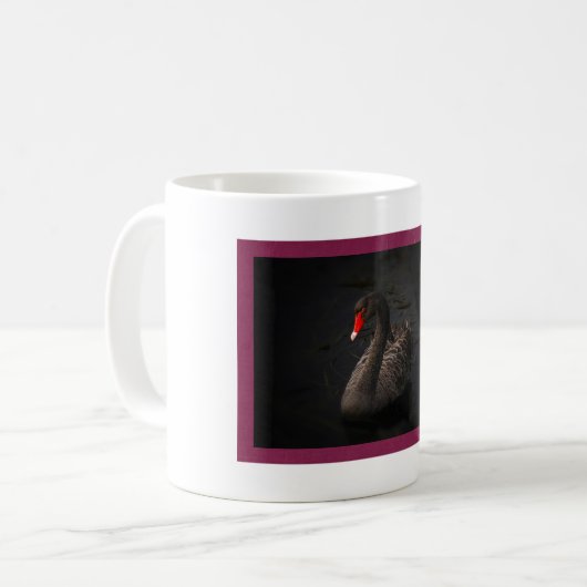 鮮やかな赤くのくちばしを持つ美しい黒い白鳥 コーヒーマグカップ (正面左)