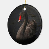 鮮やかな赤くのくちばしを持つ美しい黒い白鳥 セラミックオーナメント (左)