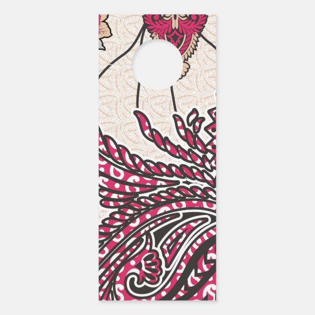 鮮やかな赤とピンを持つ装飾的なペイズリーデザイン ドアノブサイン (正面)