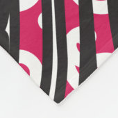 鮮やかな赤とピンを持つ装飾的なペイズリーデザイン フリースブランケット (角)