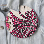 鮮やかな赤とピンを持つ装飾的なペイズリーデザイン 缶バッジ (インサイチュ)